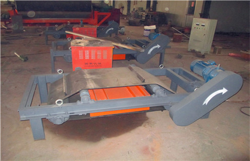 一.北京永磁自卸式除鐵器技術(shù)特點(diǎn): 1.磁路采用計(jì)算機(jī)模擬設(shè)計(jì),完善的雙磁極結(jié)構(gòu),磁場(chǎng)強(qiáng)度高,梯度大,吸力大. 2.高性能釹鐵硼做磁源,磁能積高,不易退磁,八年退磁不超過(guò)5%. 3.腰鼓形滾筒結(jié)構(gòu),具備自動(dòng)糾偏功能,全密封軸承座,密封性好,能適應(yīng)各種惡劣環(huán)境. 4.皮帶自動(dòng)卸鐵,可保障長(zhǎng)期無(wú)故障連續(xù)運(yùn)行. 5.控制部分可與皮帶機(jī)連鎖,實(shí)現(xiàn)就地手動(dòng)控制和集中控制兩種方式