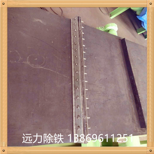 皮帶調(diào)整停機(jī)過(guò)程中,不得踩踏皮帶,否則會(huì)影響皮帶調(diào)整效果.如皮帶向一側(cè)跑偏很多,則可將電機(jī)三相進(jìn)線中的任意兩相調(diào)換,皮帶則反方向運(yùn)轉(zhuǎn)就會(huì)向另一側(cè)移動(dòng),移動(dòng)到除鐵器中部時(shí)停機(jī),再次調(diào)換電機(jī)任意兩相,使皮帶按正常方向運(yùn)轉(zhuǎn),然后按皮帶跑偏具體調(diào)整方法調(diào)試.皮帶跑偏止住后,皮帶需在除鐵器中部穩(wěn)定運(yùn)轉(zhuǎn)2小時(shí),運(yùn)轉(zhuǎn)期間應(yīng)觀察其運(yùn)轉(zhuǎn)狀況如有跑偏現(xiàn)象應(yīng)及時(shí)調(diào)整.