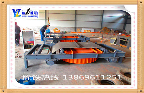 2.RCDB盤式電磁除鐵器: RCDB系列干式電磁除鐵器(亦稱PDC系列盤式.RCDY系列)是一種用于清除粉狀或塊狀非磁性物料中雜鐵的除鐵裝置.其內部采用電工專用樹脂澆注,自冷式全密封結構.具有透磁深度大.吸力強.防塵.防雨.耐腐蝕等特點,在極其惡劣的環境中仍能可靠運行. 其主要性能指標均達到或高于JB/T7689-95標準要求,該產品可除去混雜在非磁性物料中0.1-25公斤的鐵磁性物質. 3.RCDF油冷自卸式電磁除鐵器: 該產品是在RCDE系列油冷式電磁除鐵器的基礎上增加了一套自動卸鐵機構,在工作時將吸附在除鐵器上的鐵磁性物質,通過自動卸鐵機構將鐵磁性物質自動拋出.具有磁力大.防塵.防雨.耐腐蝕.連續工作溫度低.使用壽命長等特點.注:如傾斜安裝時,請用戶注明傾斜角度.