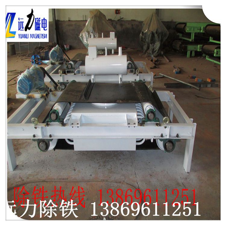 rcde油冷電磁除鐵器簡介,RCDE油冷式電磁除鐵器可以與鐵磁物體中的非磁性材料混合除去.此種除鐵器一般安裝在帶式輸送機(jī)的頭部或中部.會(huì)在鐵件中的材料中混入放電后的鐵皮帶.達(dá)到自動(dòng)清除材料中鐵雜質(zhì)的目的.并能有效防止輸送帶縱向割斷性劃痕,保護(hù)破碎機(jī),磨床等正常工作.因此,該系列除鐵器被廣泛應(yīng)用于礦山,電力,冶金,建材,煤炭制備,化工等行業(yè).