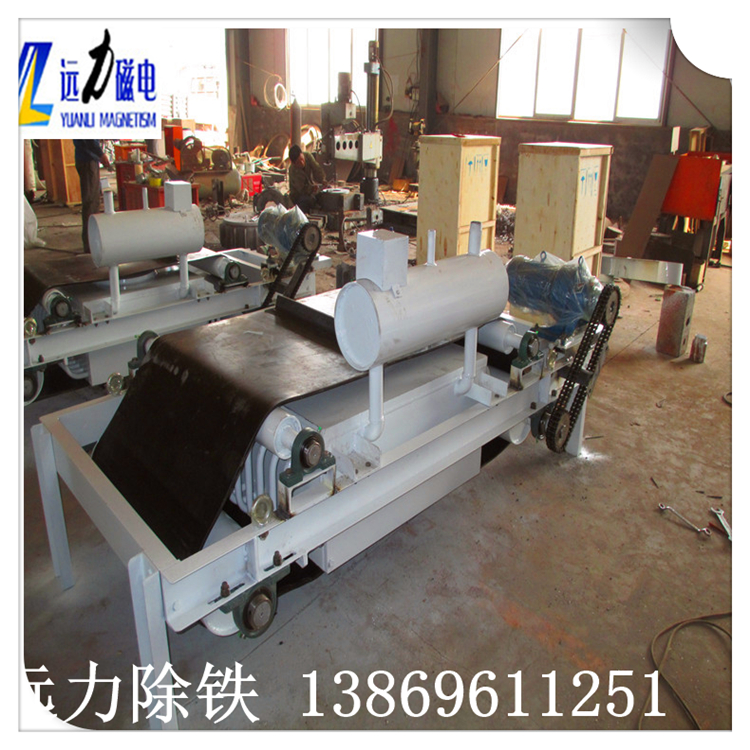 　1.rcde油冷電磁除鐵器結(jié)構(gòu)特點(diǎn)  　　1.1磁除鐵磁路采用計(jì)算機(jī)模擬設(shè)計(jì),磁場(chǎng)強(qiáng)度高,磁導(dǎo)率深,適用于較厚的鐵板場(chǎng)合.  　　1.2勵(lì)磁線圈專用設(shè)計(jì),具有縱,橫油路,非常有利于把熱傳導(dǎo)到變壓器油,有效降低銅線圈或鋁線圈溫度,使線圈工作溫度升至60℃,達(dá)到國內(nèi)同類產(chǎn)品的水平.  　　1.3線圈絕緣F級(jí)以上,選用新型高溫導(dǎo)熱油,油設(shè)計(jì)合理,通暢,循環(huán)快,熱效率高.  　　1.4線圈采用特殊環(huán)氧樹脂浸泡,固化,提高整體的絕緣性能,密封結(jié)構(gòu),防塵,防雨,防煙,防腐蝕.  　　1.5波紋翅片,散熱面積大幅增加,有效控制溫升.  　　1.6采用國際蒸發(fā)冷卻電磁除鐵器生產(chǎn)工藝制造,使用德國漏檢漏檢測(cè),絕對(duì)控制,消除滲透問題(年檢漏量5mg可檢測(cè))  　　1.7卸料機(jī)構(gòu)由齒條,擺線減速機(jī)(以下簡稱減速電機(jī)),主從動(dòng)滾輪.輥,鏈輪,鏈條和卸料帶,帶卸料鐵刮刀.卸載皮帶張力和偏差調(diào)整可用于不間斷軸承調(diào)節(jié)裝置的情況.