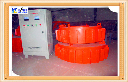 1.漿料電磁除鐵器工作原理：  　　當除鐵器按操作程序啟動投入運行時,物料中的鐵件在強大磁場作用下,被迅速吸出,這時,減速機的動力通過鏈輪、鏈條、主動滾筒傳至有刮板的自卸膠帶將吸出的鐵件強行甩出運輸帶外,從而達到清除鐵件的目的。  　　2.漿料電磁除鐵器如何處理漿料  　　根據磁動力學原理我們知道，磁鐵對于磁性物質的吸引力不僅與磁場強度有關，還與磁場梯度有直接關系，磁場力F=H*(aH/aL)。T1,T2,T3 系列超強除鐵器，具有磁場強、梯度高、磁程深、吸力大的特點。T1，T2，T3 在額定吊高處磁場強度分別為國標產品的1.6，2.4和4.4 倍，分別為900GS,1200GS 和1500GS 。吸力分別是國標產品的2.3 倍4.4 倍和7.6 倍，對于超大超重鐵件或細小鐵件均有良好的清除效果，特別適合除鐵要求高的生產作業場所。