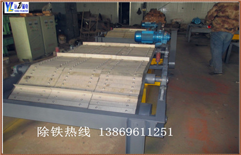 　　眾所周知,鎧甲鎧裝永磁自卸式除鐵器技術(shù)的發(fā)展是一個(gè)新的過程,該設(shè)備是一種主要運(yùn)用于去除鐵雜性物質(zhì)的機(jī)械,因其復(fù)雜性要求在技術(shù)上需要不斷的突破. 鎧甲鎧裝永磁自卸式除鐵器具有磁場強(qiáng)度高,磁場梯度大,吸鐵能力強(qiáng).重量輕.能耗低.運(yùn)行節(jié)能環(huán)保等普通電磁除鐵器無法比擬的優(yōu)點(diǎn).可以使用除鐵器技術(shù)來產(chǎn)生去除煤炭等原料中的鐵磁性雜質(zhì)所需的強(qiáng)大磁場,優(yōu)點(diǎn)是在超導(dǎo)狀態(tài)下線圈導(dǎo)體無電阻,針對(duì)除鐵器技術(shù)的快速發(fā)展,這標(biāo)志著除鐵器技術(shù)發(fā)展有了更高的水平.  因?yàn)槲覀冩z甲鎧裝自卸式除鐵器是采用不鋼耐磨片制作而成，所以皮帶的使用起來會(huì)更加的耐磨耐用.