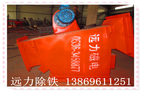 1.小型管道除鐵器概述: RCYB系列管道除鐵器結(jié)構(gòu)簡單,使用方便,無需維護(hù),運(yùn)行可靠,成本低,磁選分離裝置好,由磁系統(tǒng),外殼等組成,是環(huán)保,節(jié)能除鐵設(shè)備. 管道除鐵器主要用于各種帶式輸送機(jī),懸掛在沖切端或中間帶上以達(dá)到鐵的目的.對于水泥工業(yè),化工,煤炭,小礦山,建筑材料,木材加工,鑄砂加工等材料除鐵以外,并確保下道工序順利進(jìn)行.