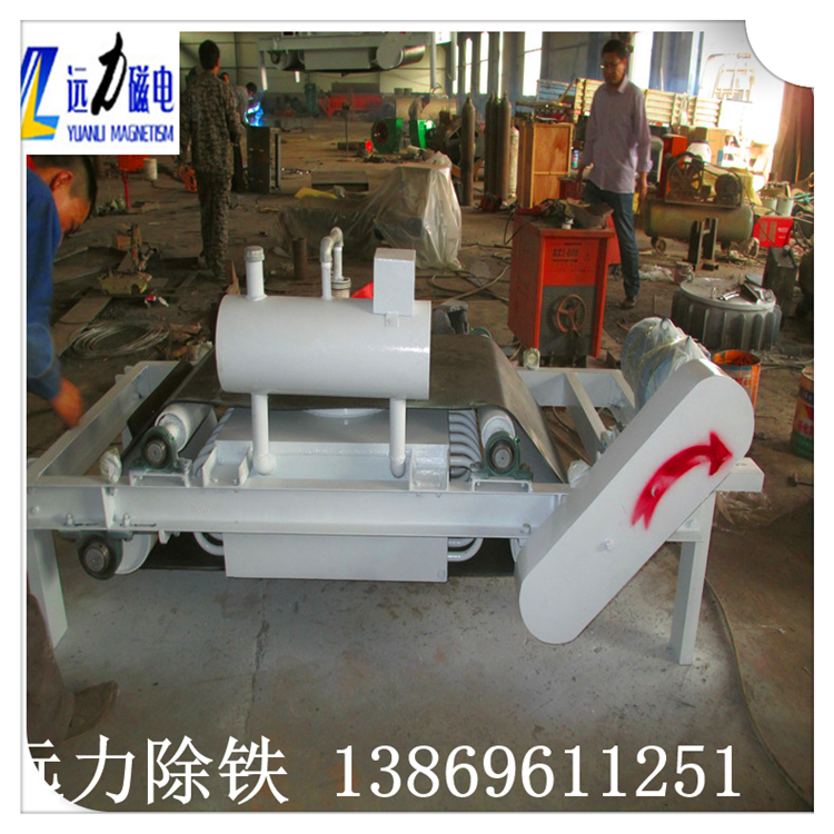 風冷自卸式電磁除鐵器回收價值利用好,遠力磁電生產的RCDA系列風冷懸掛式電磁除鐵器磁路采用計算機模擬設計,透磁深度大.磁力強.特殊的風道設計,軸流風機強迫風冷,風量大,風壓高,使線圈散熱快,溫升低,冷熱態磁場差異小.線圈經特殊的浸漆絕緣及固化處理技術,抗氧化,耐腐蝕,提高整機的絕緣性能,保障長期連續工作不老化.