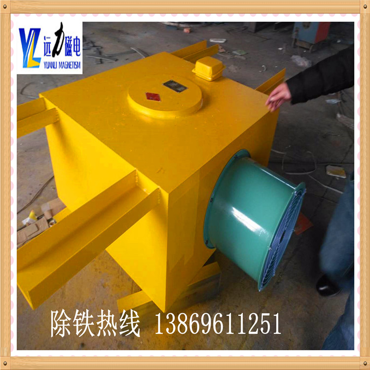 　　RCDC風冷懸掛式電磁除鐵器自動卸鐵，水泥廠木材磚廠專用除鐵的設計特點如下： 　　◆ 磁路采用計算機模擬設計，透磁深度大.磁力強.  　　◆ 內(nèi)部采用電工專用樹脂澆注，自冷式全密封結構.防塵.防雨.耐腐蝕.  　　◆ 自動卸鐵.維護簡便.滾筒腰鼓形結構，具備皮帶自動糾偏功能，特制全密封軸承座，可實現(xiàn)長期無故障運行.  　　◆ 產(chǎn)品配套性好，整流設備功能齊全，具有手動和集控功能，能滿足多種場合的使用要求.  　　◆ 可有效吸除混雜在非磁性物料中0.1-35公斤的鐵磁性物質(zhì).