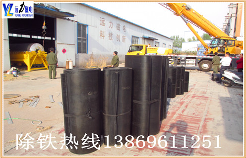 輸送帶專用懸掛式強(qiáng)磁除鐵器皮帶永磁鐵吸鐵器rcyb-8除鐵器皮帶,電磁除鐵器在采礦,焦化,煤等皮帶輸送行業(yè)作為除鐵設(shè)備領(lǐng)域,已被廣泛應(yīng)用.皮帶鐵除鐵器自動(dòng)卸載鐵帶使用高強(qiáng)度一體式橡膠圈,一個(gè)帶刮刀易于完成卸載操作.為了保護(hù)皮帶延長(zhǎng)皮帶壽命,可以支撐安裝支架,用這種支架支撐可以滿足不同的安裝方式. 永磁自卸式除鐵器皮帶廣泛應(yīng)用于礦山,冶金,煤炭,火電,化工,建材等行業(yè).電子式樹(shù)脂鑄造用內(nèi)部使用的圓盤型隔膜,這種圓形隔膜采用自冷式全密封結(jié)構(gòu).其優(yōu)勢(shì)是具有較大的滲透深度,強(qiáng)吸力,防塵,防雨,腐蝕等特點(diǎn),在極惡劣的環(huán)境下仍能可靠運(yùn)行.回收磁性材料并防止磨床,破碎機(jī)等機(jī)械設(shè)備損壞和磨損,具有可靠的保護(hù)作用.