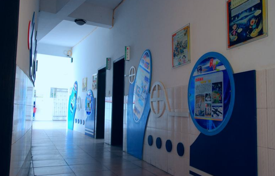 學校戶外走道文化走廊創意式的布置
