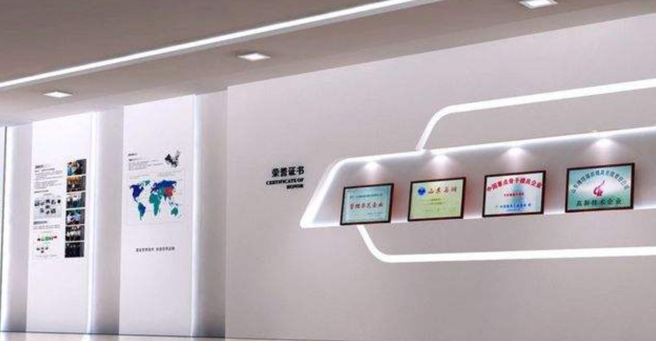 現代化的大型企業辦公室文化墻裝修效果圖